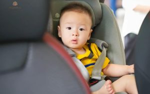vệ sinh ghế ngồi ô tô cho trẻ