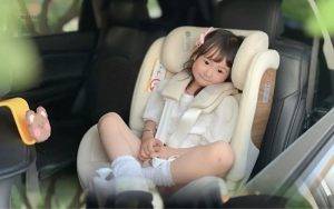 trẻ em ngồi ghế trước ô tô có bị phạt không