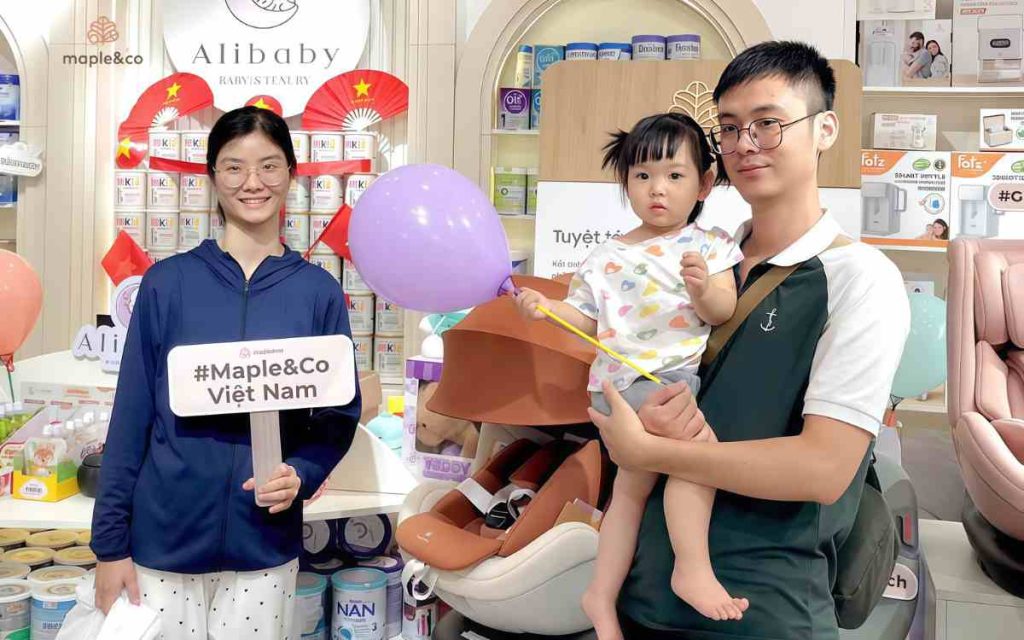Khách hàng mua ghế ngồi ô tô cho bé của Maple&co